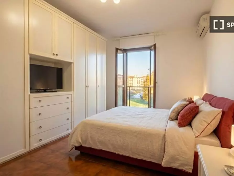 Immagine 1 di Camera condivisa in affitto  in Via Umberto Lilloni a Roma