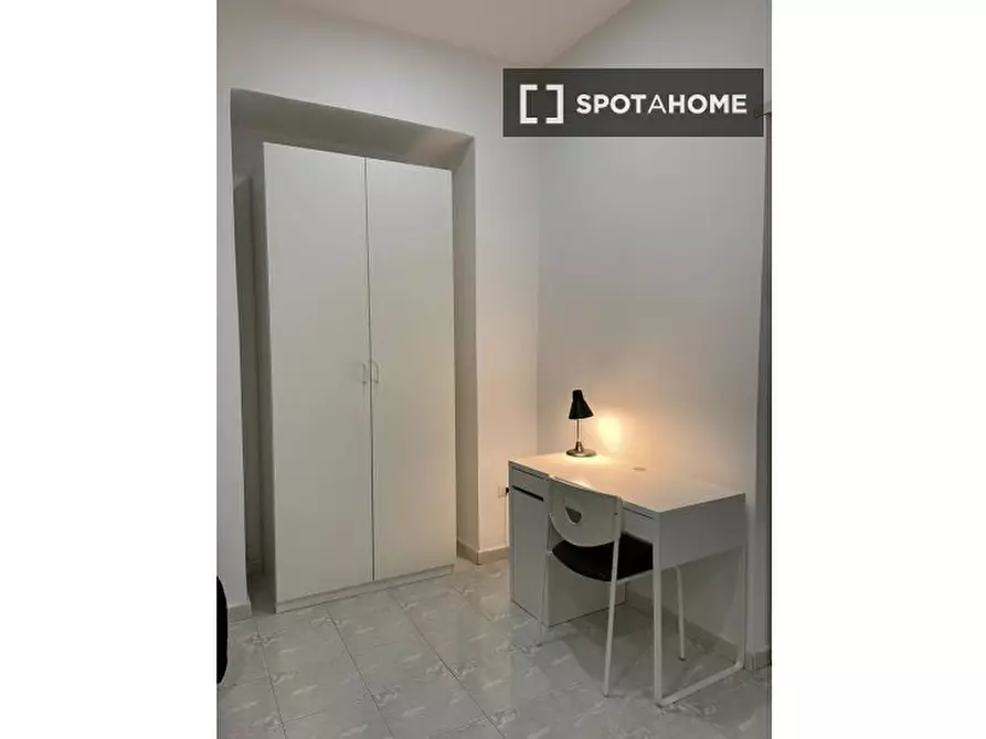 Immagine 19 di Camera condivisa in affitto  in Via delle Zite a Napoli