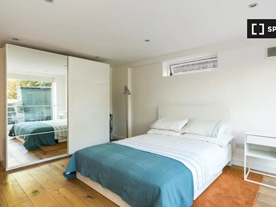 Immagine 8 di Appartamento in affitto  in Garden Flat a Camden Town