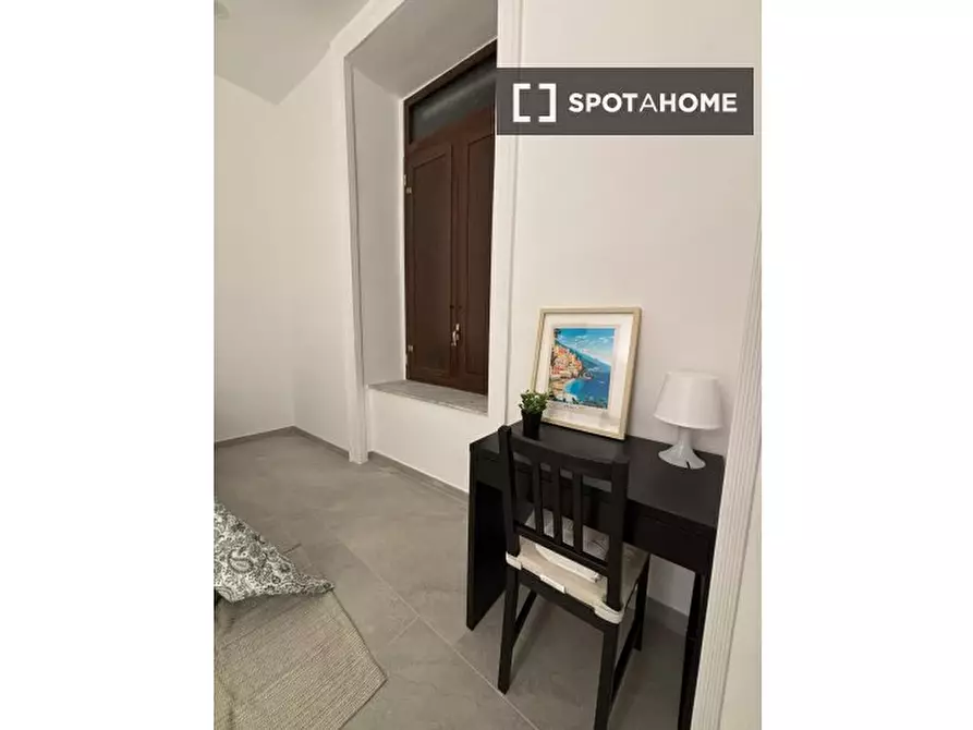 Immagine 1 di Camera condivisa in affitto  in P.za Cavour a Napoli