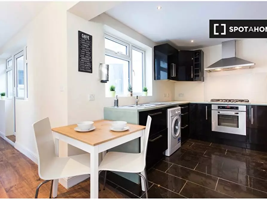 Immagine 4 di Camera condivisa in affitto  in Lower Richmond Road a Wandsworth