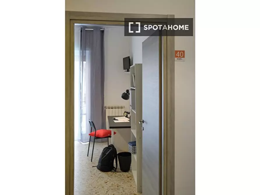Immagine 1 di Camera condivisa in affitto  in Via Terracina n. fab. A - sc. H int. 27 a Napoli