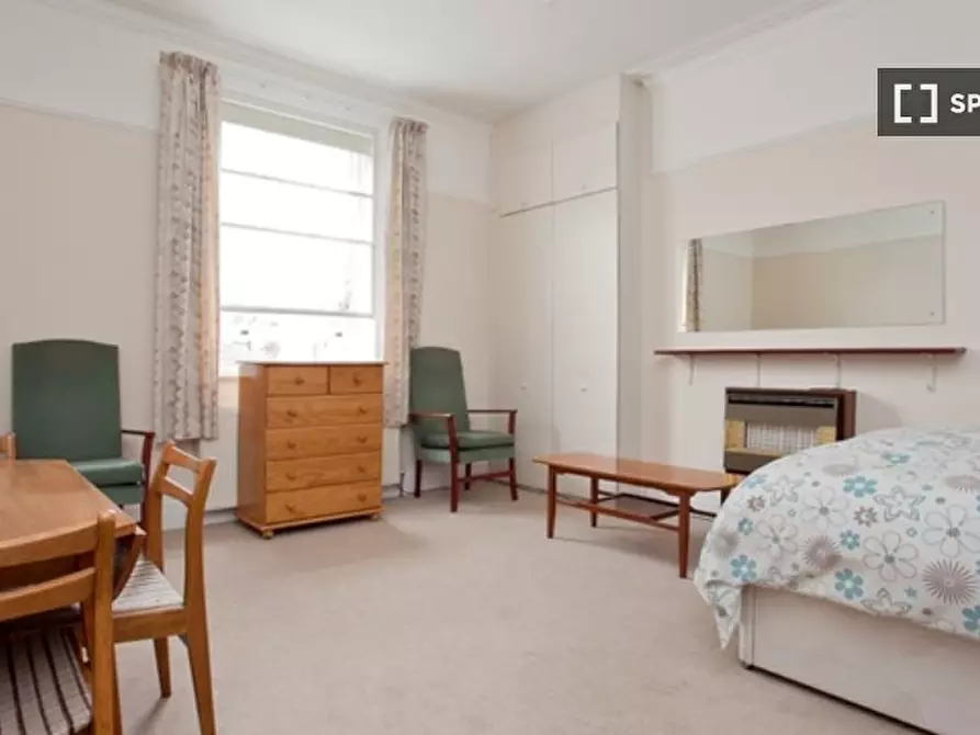 Immagine 2 di Ufficio in affitto  in Saint Anns Villas  /FR a Kensington