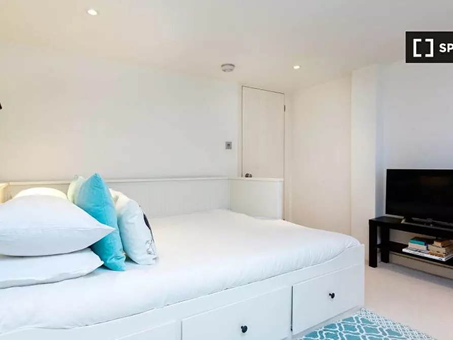 Immagine 4 di Appartamento in affitto  in Broomwood Road a Wandsworth