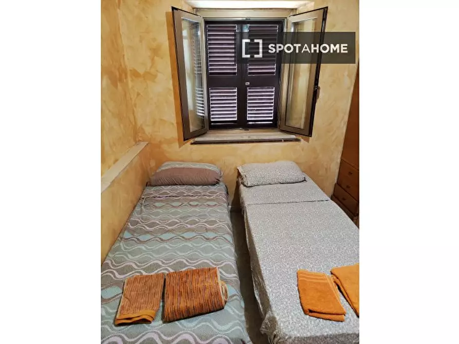 Immagine 2 di Camera condivisa in affitto  in Via Subiaco a Guidonia Montecelio