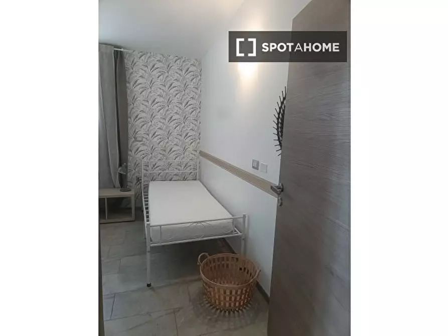 Immagine 1 di Camera condivisa in affitto  in Via Castellammare a Milano