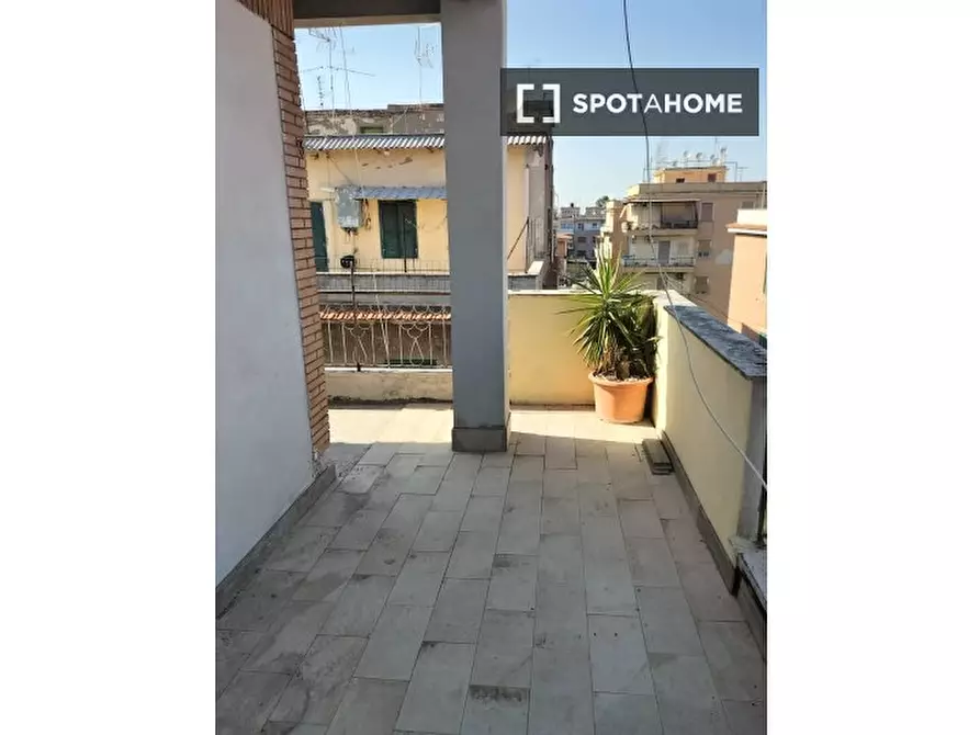 Immagine 8 di Camera condivisa in affitto  in Via delle Acacie a Roma