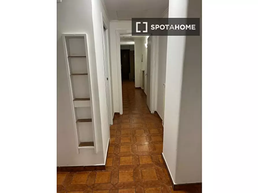 Immagine 2 di Camera condivisa in affitto  in Via Valdinievole a Roma