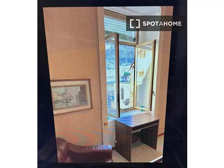 Immagine 3 di Camera condivisa in affitto  in P.za Cavour a Napoli