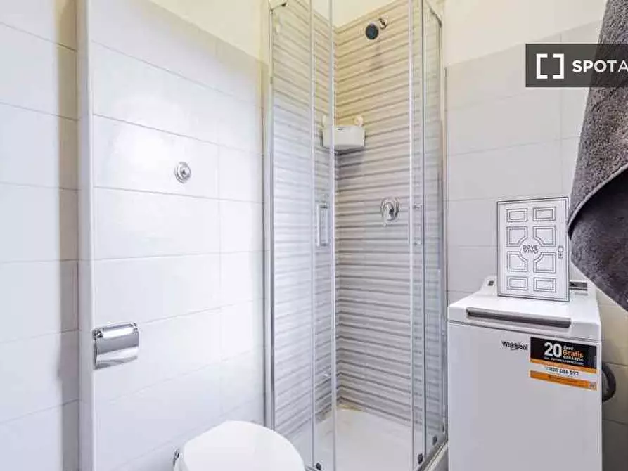 Immagine 11 di Camera condivisa in affitto  in Via Fiume delle Perle a Roma