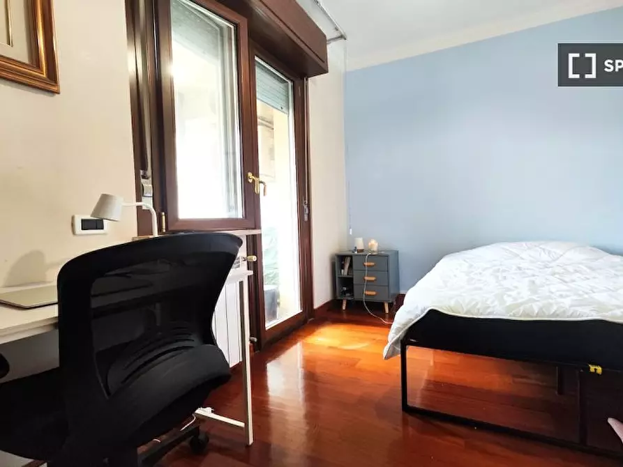 Immagine 1 di Camera condivisa in affitto  in Largo Valerio Bacigalupo a Roma