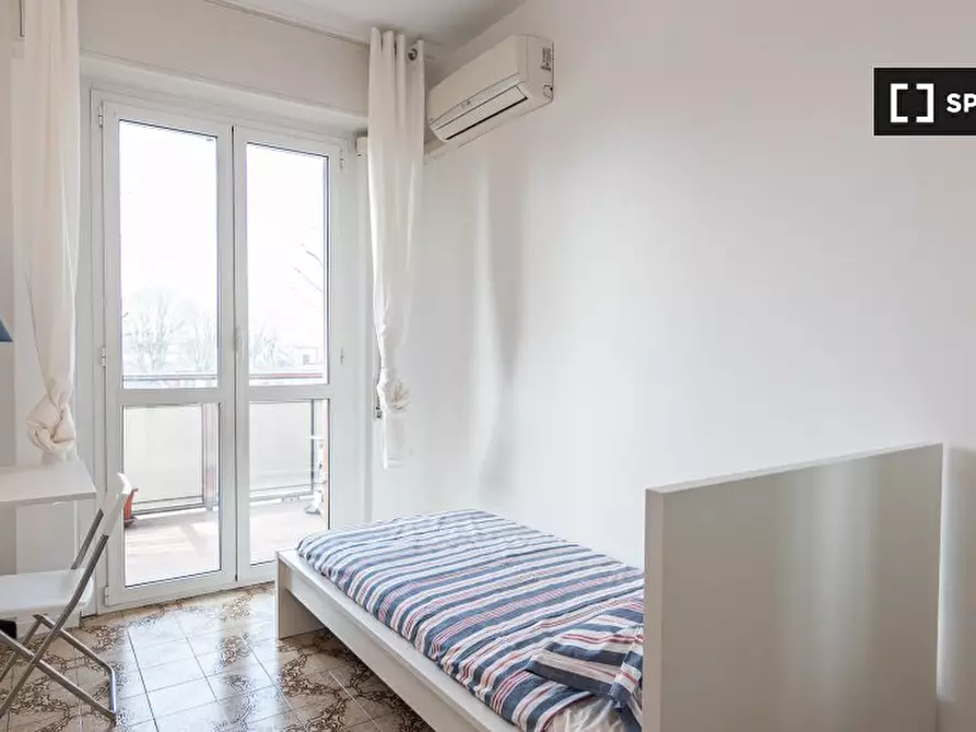 Immagine 3 di Camera condivisa in affitto  in Viale Ungheria a Milano