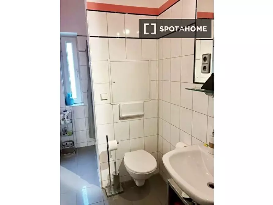 Immagine 16 di Camera condivisa in affitto  in Via Alberico II a Roma