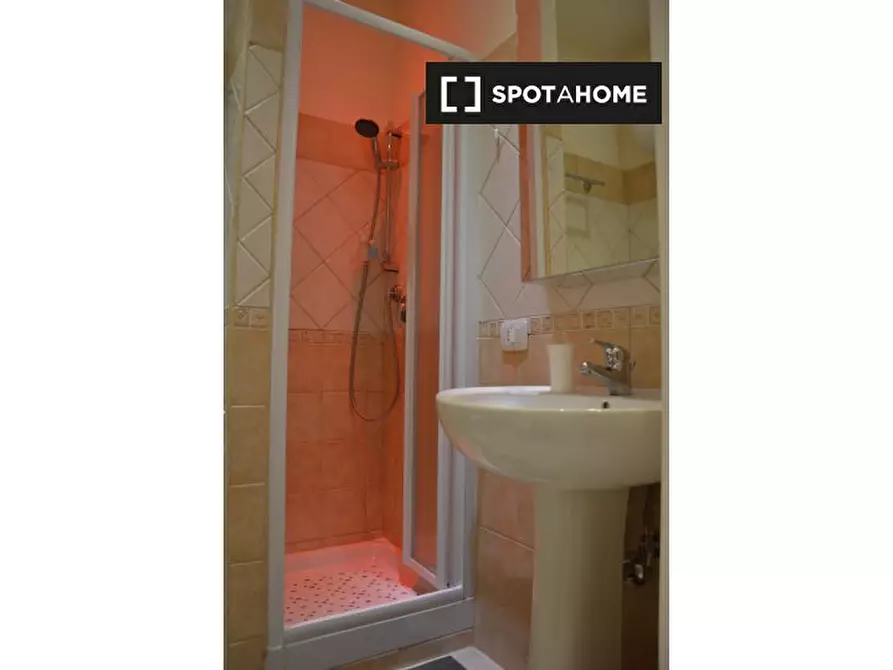 Immagine 13 di Camera condivisa in affitto  in Via Vetulonia a Roma