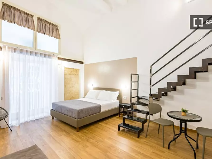 Immagine 1 di Appartamento in affitto  in Via Santa Teresa degli Scalzi a Napoli