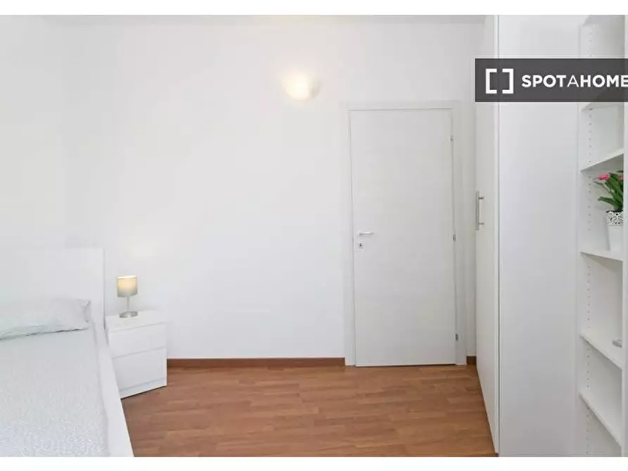 Immagine 2 di Camera condivisa in affitto  in Via Gavirate a Milano