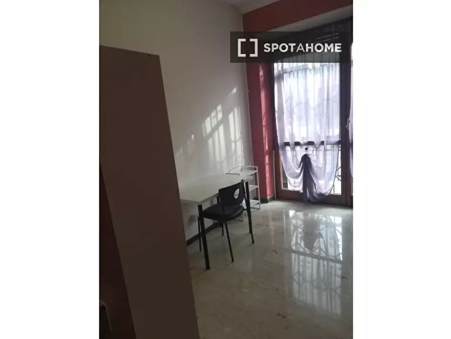 Immagine 2 di Camera condivisa in affitto  in Via Invorio a Torino