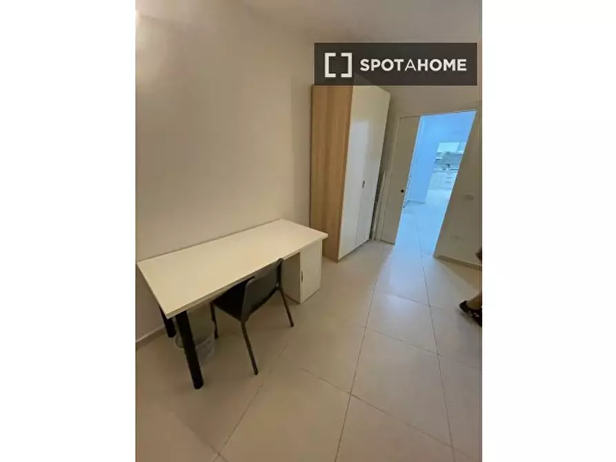 Immagine 2 di Camera condivisa in affitto  in Via Luigi Settembrini a Napoli