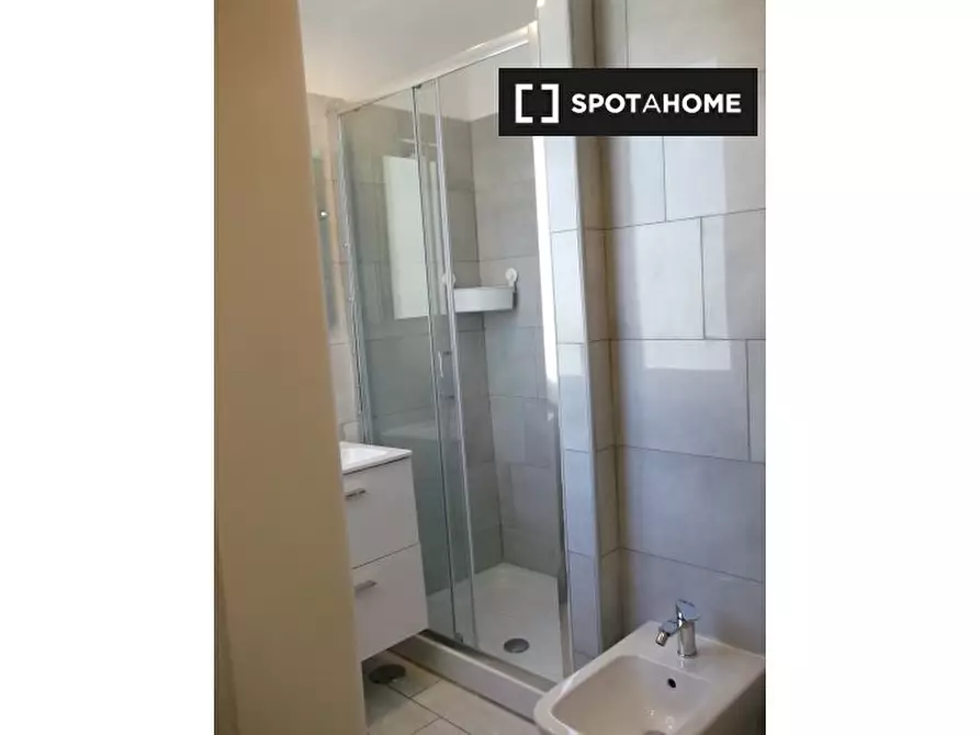 Immagine 10 di Camera condivisa in affitto  in Via Domenico Quaranta a Napoli