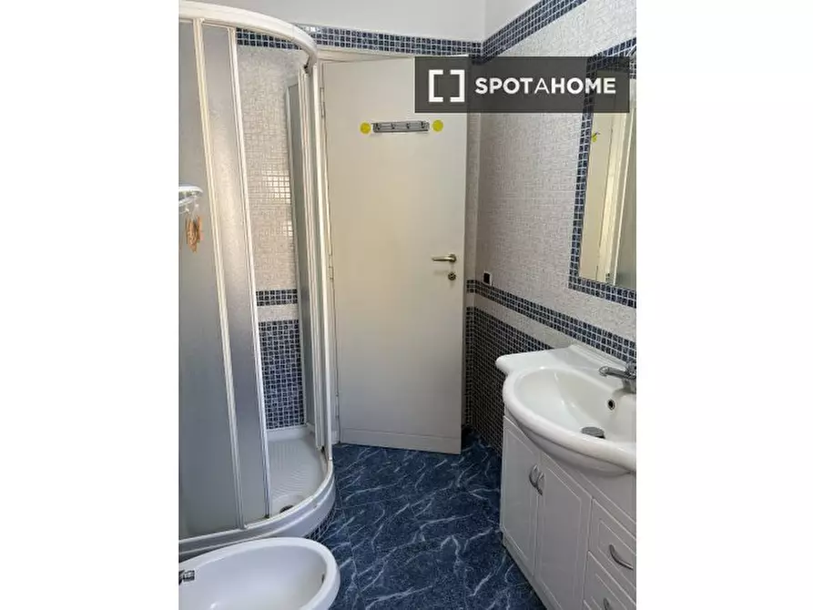 Immagine 8 di Camera condivisa in affitto  in Via Ugo Pesci a Roma