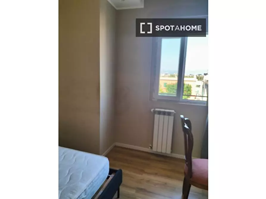 Immagine 3 di Camera condivisa in affitto  in Via delle Acacie a Roma
