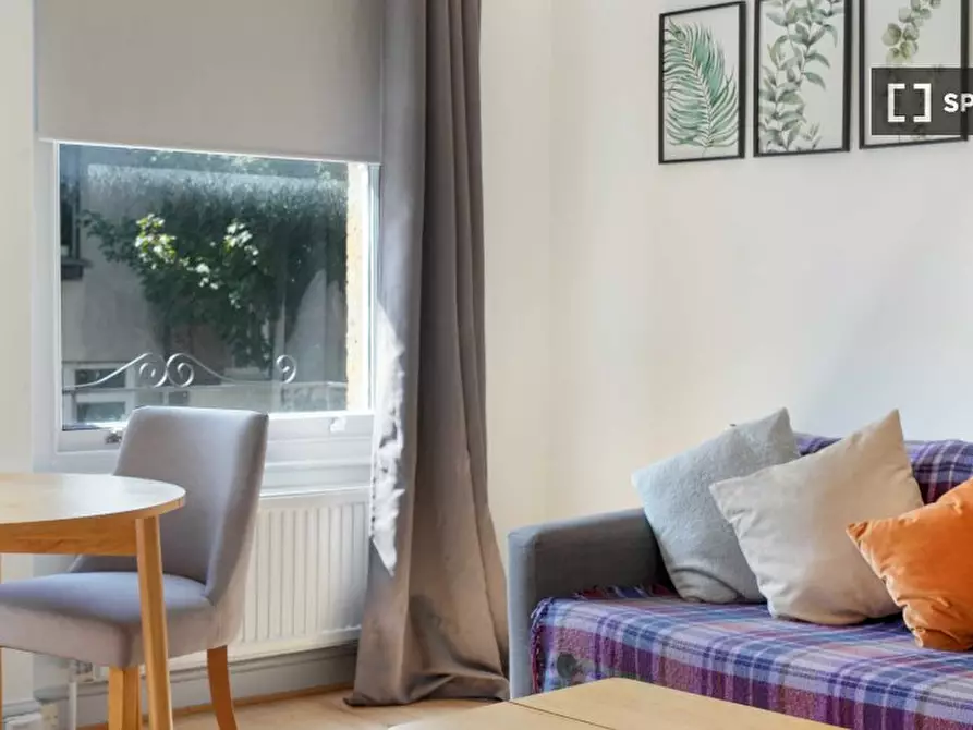 Immagine 4 di Appartamento in affitto  in Falkland Road a Camden Town