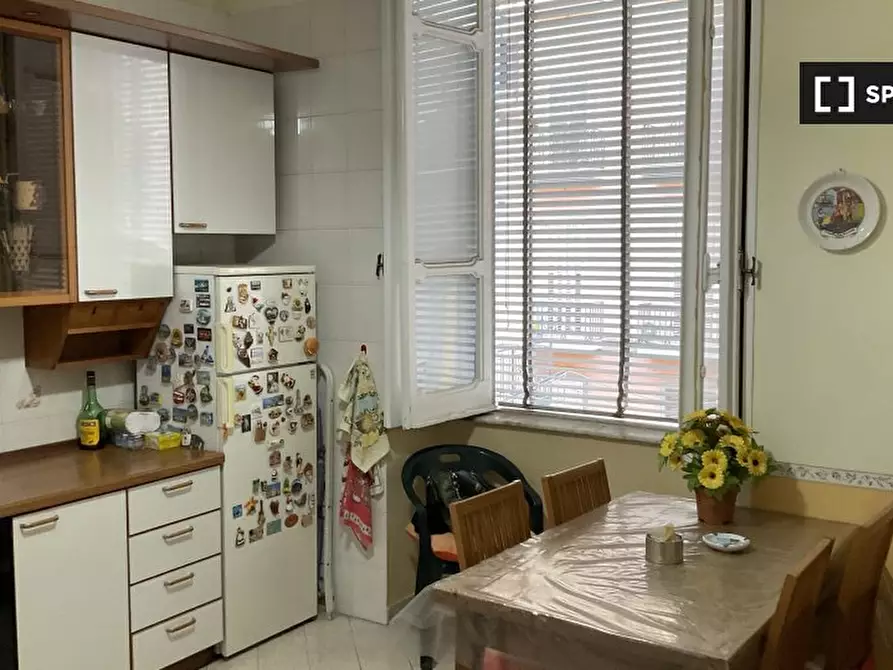 Immagine 10 di Camera condivisa in affitto  in Via Carminiello Al Mercato a Napoli