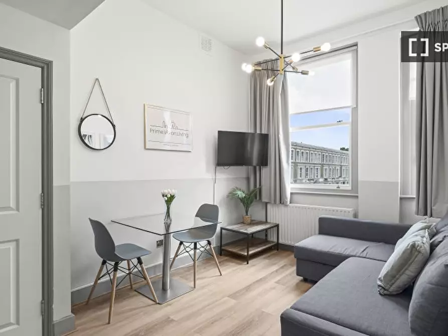 Immagine 1 di Appartamento in affitto  in Nevern Rd a Kensington