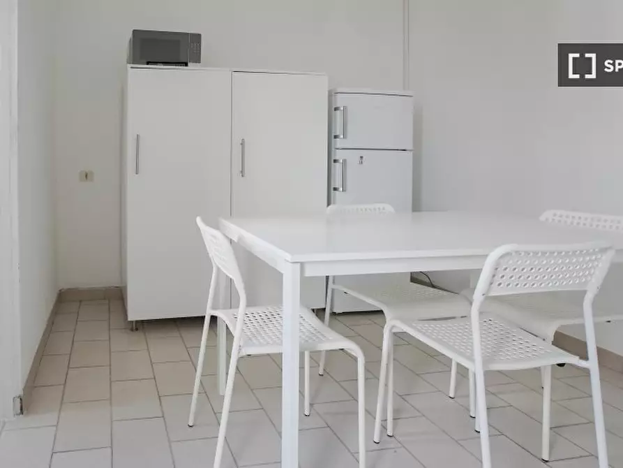 Immagine 17 di Camera condivisa in affitto  in Via Colli Aminei a Napoli