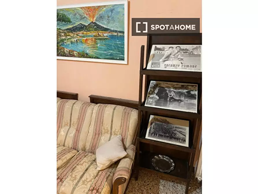 Immagine 13 di Camera condivisa in affitto  in Vico Latilla a Napoli