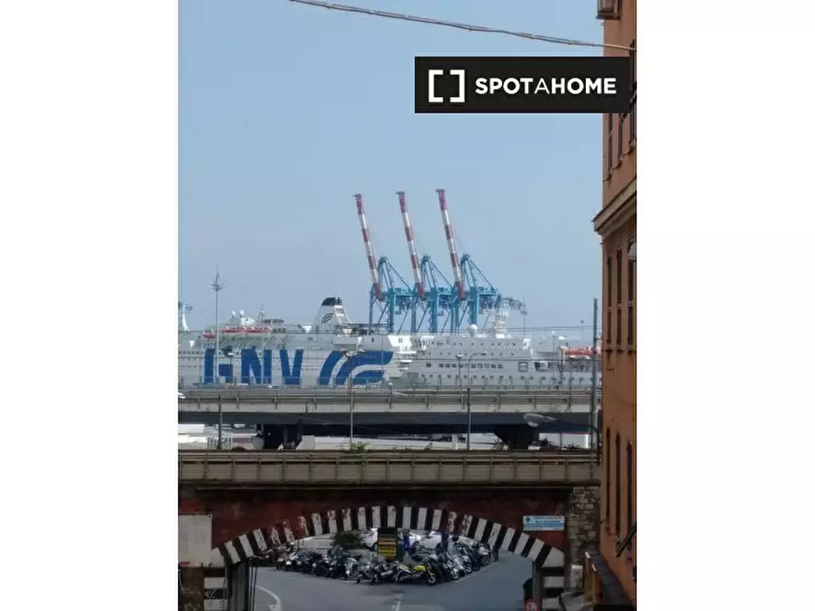 Immagine 5 di Camera condivisa in affitto  in Via Venezia a Genova