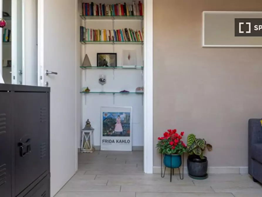 Immagine 1 di Camera condivisa in affitto  in Via Giacinto Albino a Napoli