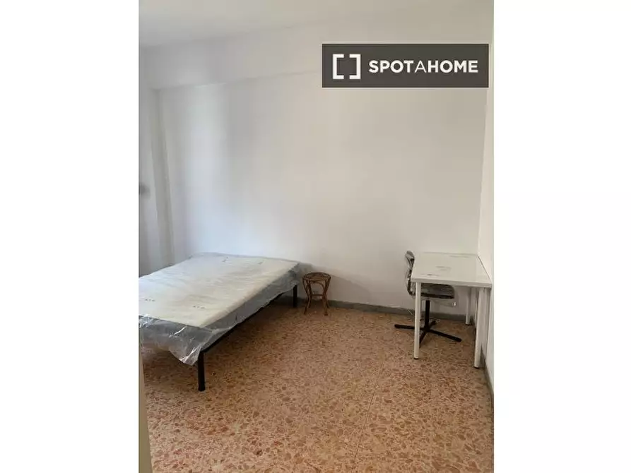Immagine 1 di Camera condivisa in affitto  in Via dei Monti di Creta a Roma
