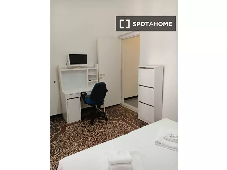 Immagine 7 di Camera condivisa in affitto  in Via Venezia a Genova