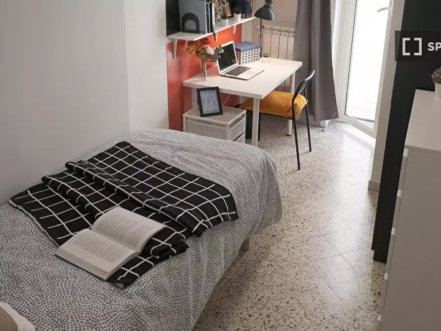 Immagine 1 di Camera condivisa in affitto  in Vico Campane a Donnalbina n. a Napoli