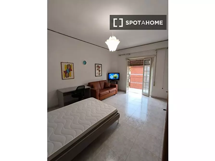 Immagine 4 di Camera condivisa in affitto  in Via Genzano a Roma