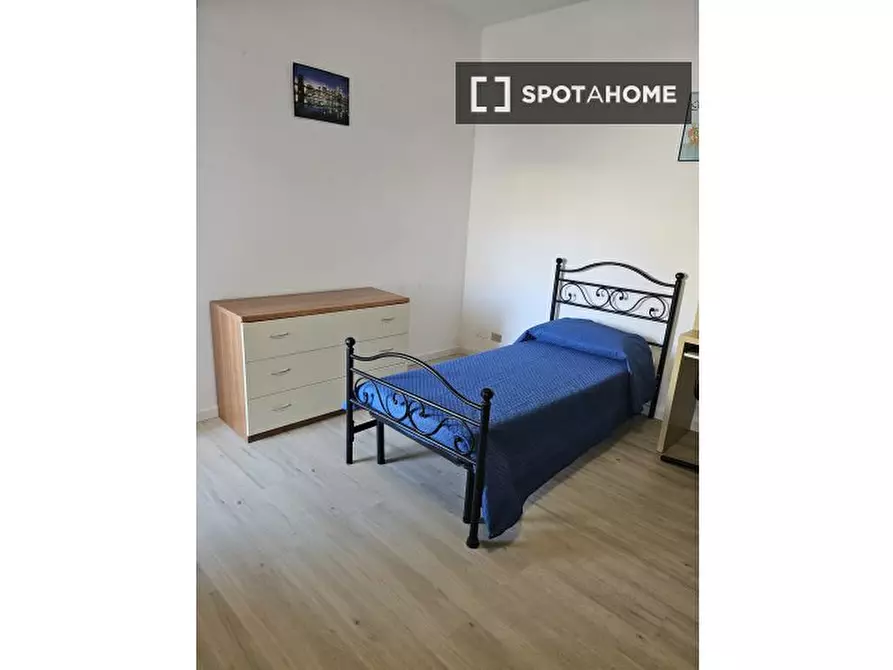 Immagine 14 di Camera condivisa in affitto  in Via dei Centauri a Roma