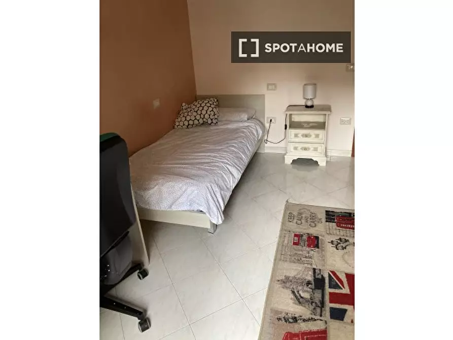 Immagine 1 di Camera condivisa in affitto  in Via Portuense a Roma