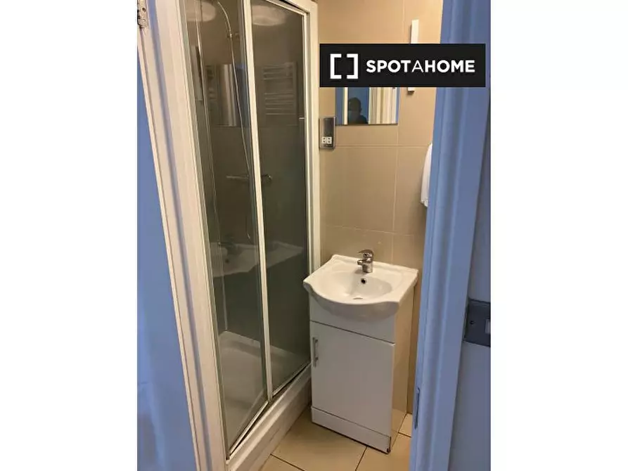 Immagine 3 di Camera condivisa in affitto  in Thirsk Road a Merton