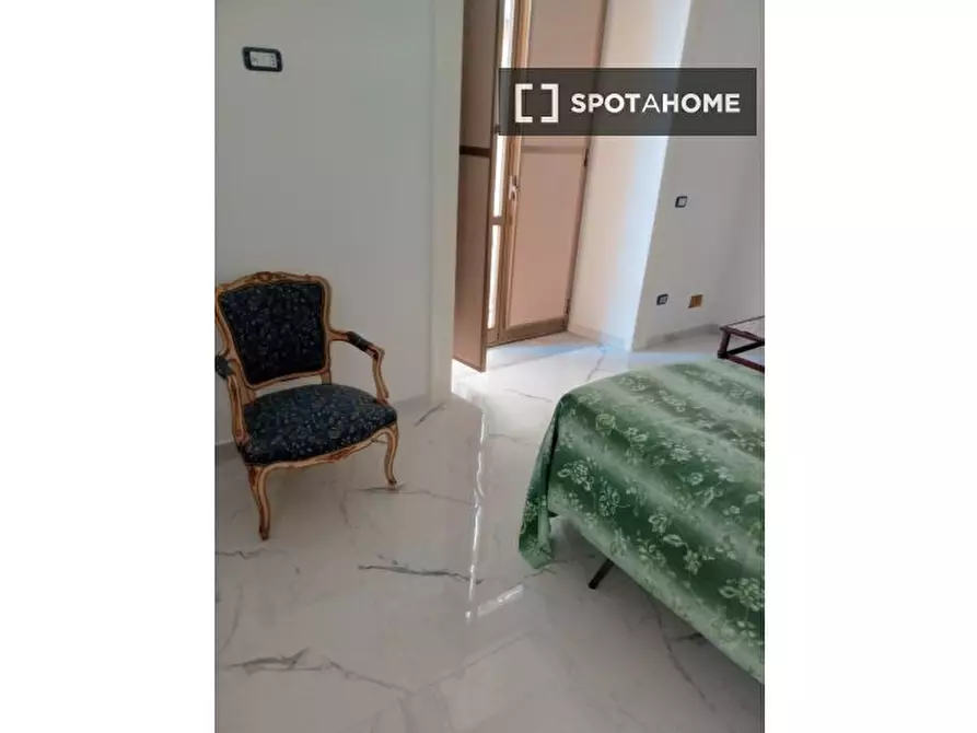 Immagine 13 di Camera condivisa in affitto  in V. Salvator Rosa a Napoli
