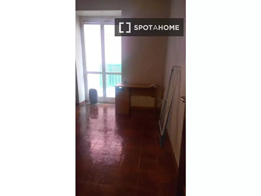 Immagine 8 di Camera condivisa in affitto  in Via Carbonara a Napoli
