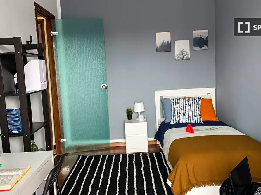 Immagine 2 di Camera condivisa in affitto  in Via La Thuile n. a Torino