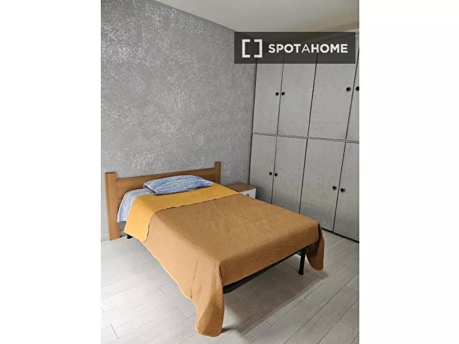 Immagine 2 di Camera condivisa in affitto  in Via dei Centauri a Roma