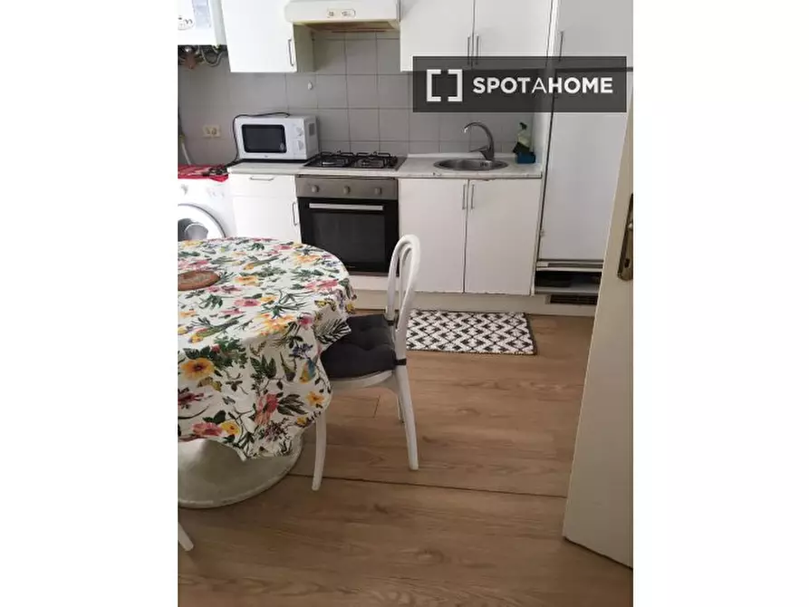 Immagine 4 di Camera condivisa in affitto  in Via Giovanni Giolitti a Roma