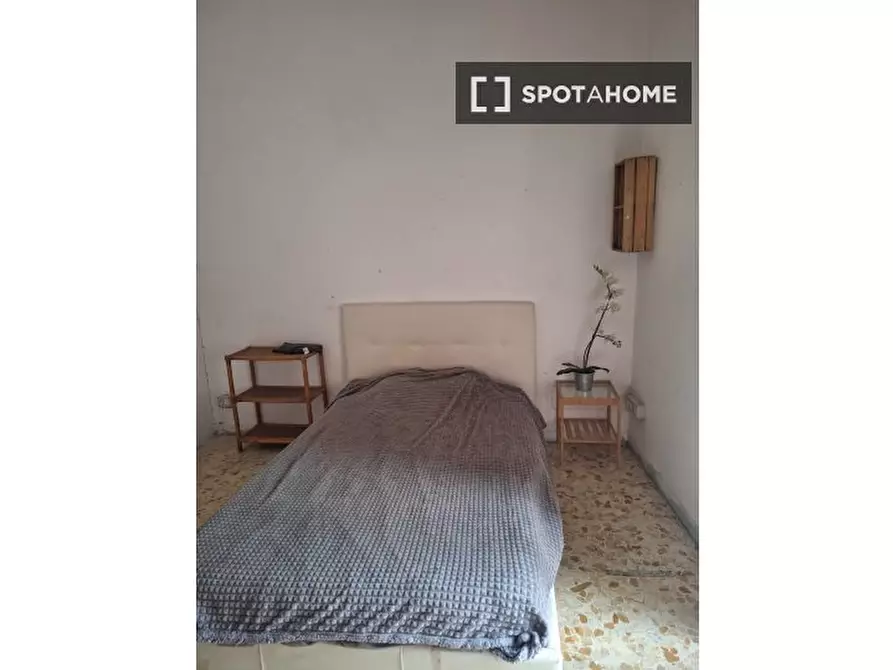 Immagine 3 di Camera condivisa in affitto  in Via Zenodossio a Roma