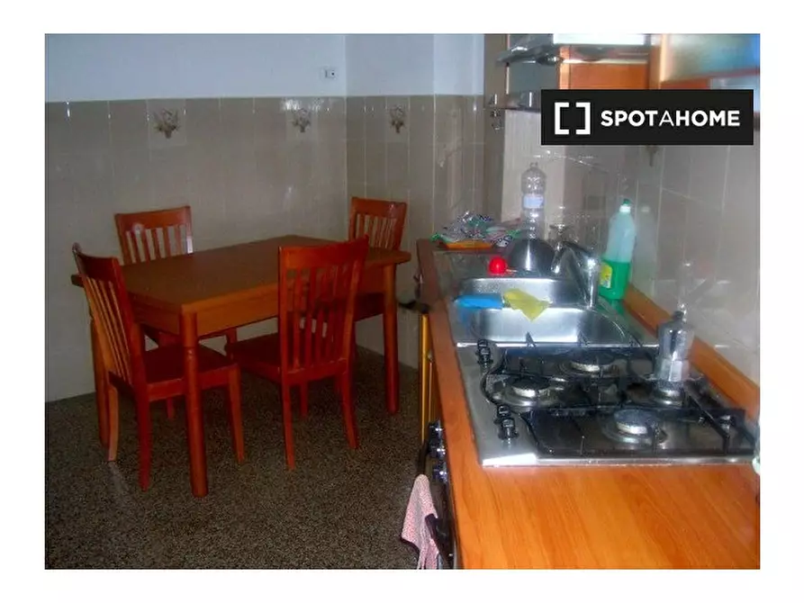 Immagine 8 di Camera condivisa in affitto  in Via Gallia a Roma