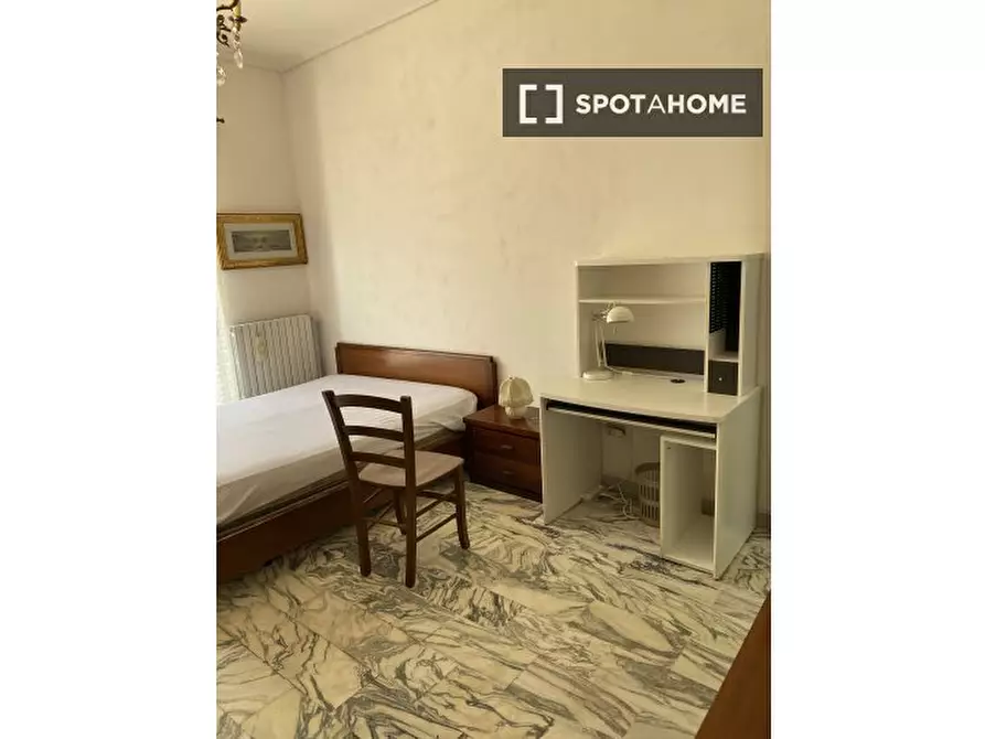 Immagine 8 di Camera condivisa in affitto  in Viale Maria Bakunin a Napoli