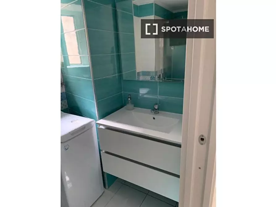 Immagine 13 di Camera condivisa in affitto  in Via Rita Atria a Napoli