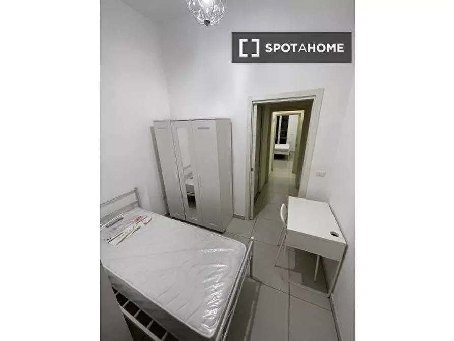 Immagine 1 di Camera condivisa in affitto  in Vico Vetriera Vecchia a Napoli