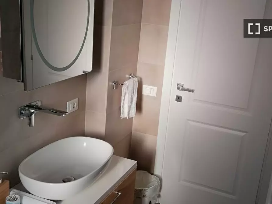 Immagine 8 di Camera condivisa in affitto  in Via dei Monti Lepini a Roma